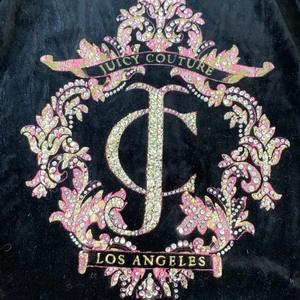 Juicy couture - Svart kofta med zip från juicy couture! Trycket är i fint skick med har några defekter( lite flagnad färg och vissa stenar har trillat av). 