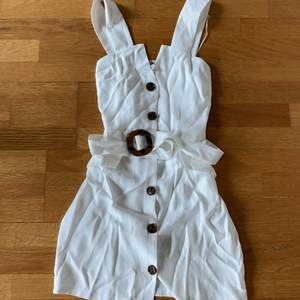 Fin vit klänning från riverisland med knytning/skärp i midjan. Aldrig använd. Passar fint till student eller skolavslutning