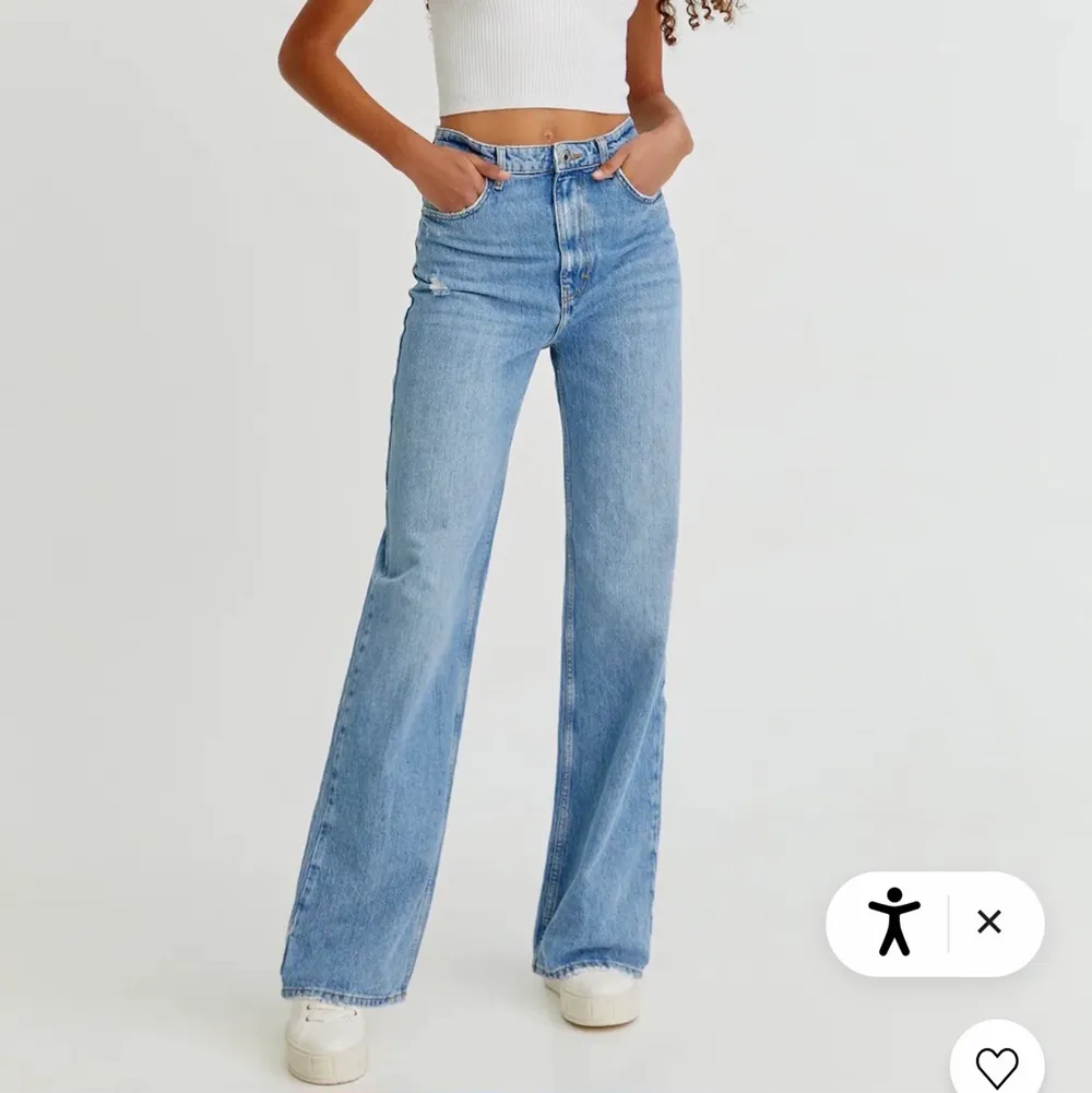 Supersnygga jeans från pull and bear som är använda max 3 gånger. Storlek 36, är i jättebra skick. Kommer ej till användning av mig, därav säljer jag. Nypriset på dem är 400kr, jag säljer för 200. Köpare står för frakt💘. Jeans & Byxor.