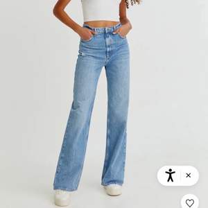 Supersnygga jeans från pull and bear som är använda max 3 gånger. Storlek 36, är i jättebra skick. Kommer ej till användning av mig, därav säljer jag. Nypriset på dem är 400kr, jag säljer för 200. Köpare står för frakt💘