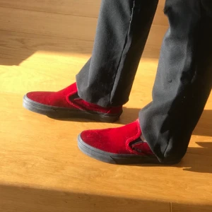 Vans skor - HELT OANVÄNDA! Nypris: 600kr. Jättefina men kommer inte till användning och inte riktigt min stil. Klassiska vans slip ons i röd sammet och svarta sulor. Har oftast 38 i skor så dessa är precis lite för små för mig, men får på de ändå. Passar dock bäst på 37! 💘💞 inte helt bestämt priset 