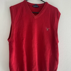 Gant väst - Köpt secondhand, aldrig använd! Storlek L men passar allt från S-L beroende hur man vill att den ska sitta! Pris kan diskuteras