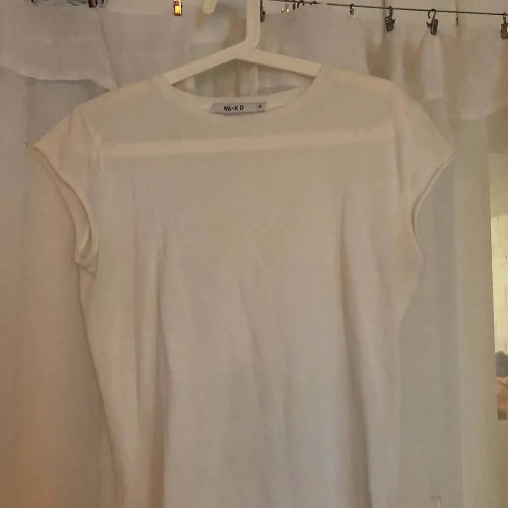 T-shirt från NAKD i storlek XS, pris 80kr och köpare står för frakt 💕. T-shirts.