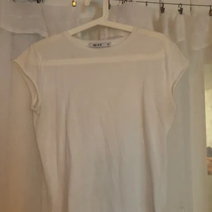 T-shirt  - T-shirt från NAKD i storlek XS, pris 80kr och köpare står för frakt 💕