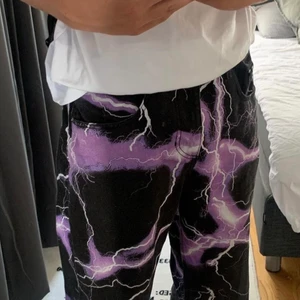 Jaded London lightning byxor  - Lila lightning byxor från Jaded london använt sparsamt ser oanvända ut köpta för runt 1100 storleken är 32/32