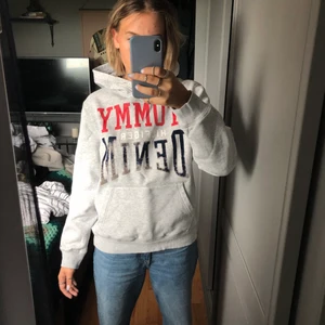 Hoodie  - Grå Tommy hilfiger hoddie, lite sliten men charmig