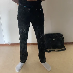 slim fit Acnebyxor - Vill sälja mina acne byxor som jag köpte för några år sen! Byxorna är i väldigt bra skick då de aldrig används.