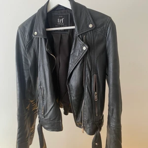 Skinnjacka  - Jag säljer min skinnjacka då jag har haft den i flera år och köpt en ny. Den är köpt för 1300kr och är i äkta läder. Den är använd flera gånger och skicket är bra förutom att den ser sliten ut men det är snyggt 