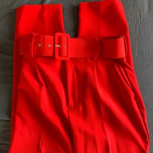 Aldrig använda, läckra röda kostymbyxor från Zara! Sitter tajt vid benen, sköna att ha på sig och sitter bra vid rumpan. Strl 38 ❤️❤️