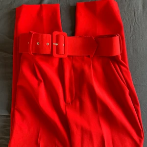 Röda kostymbyxor - Aldrig använda, läckra röda kostymbyxor från Zara! Sitter tajt vid benen, sköna att ha på sig och sitter bra vid rumpan. Strl 38 ❤️❤️