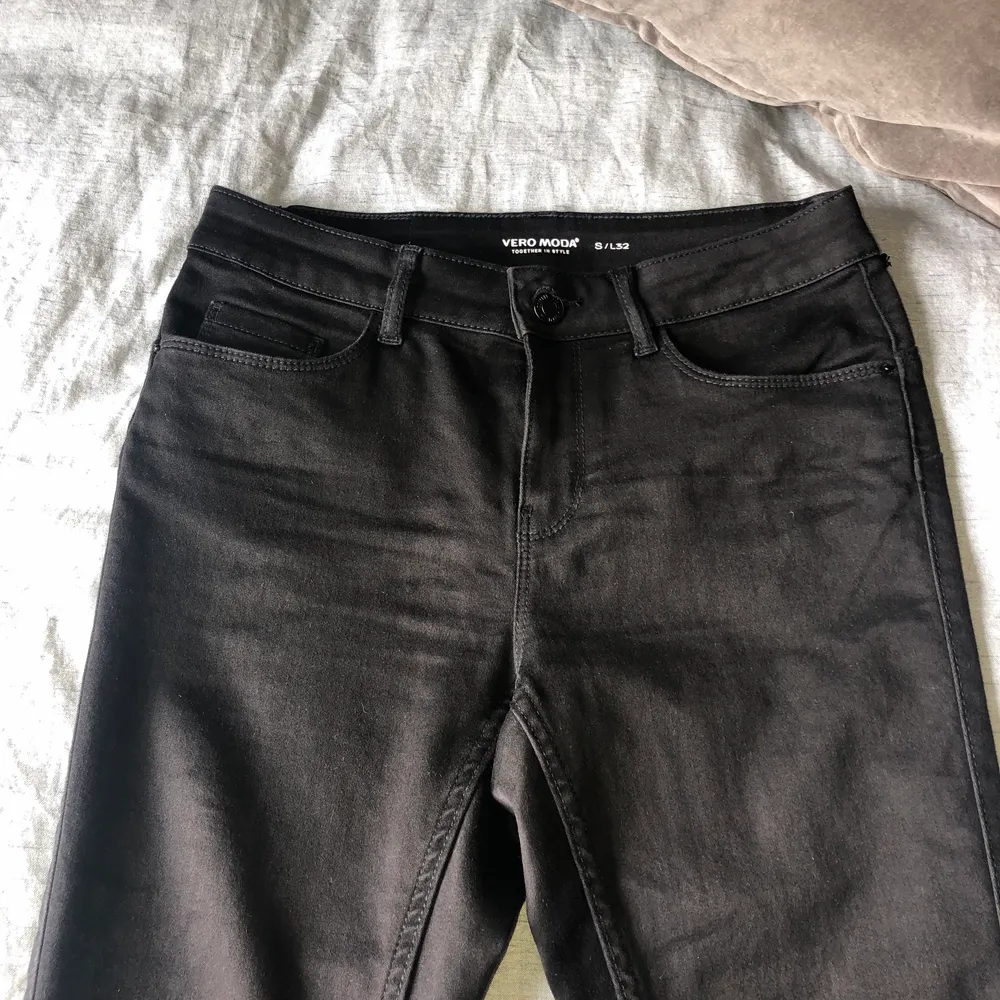 Svarta jeans från VeroModa. Stl S/L32. Endast provade, dock sönder i en av öglorna.. Jeans & Byxor.