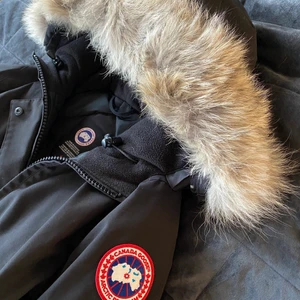 Canada goose jacka - Skön canada goose jacka i modellen victoria parka.   Använd 2 vintrar men fortfarande fint skick. Det går att spänna åt jackan tightare i midjan och vid luvan. Passar även M och liten L☺️   Kan även tänka mig att byte mot en likadan fast i storlek XS eller XXS.