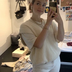 stickad väst  - jättefin beige väst från gina tricot! helt i nyskick, använd max 3 gånger. säljer för 100kr + frakt, nypris 300kr💖