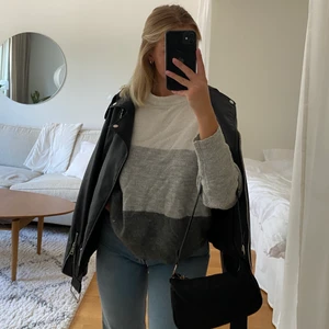 Stickad tröja - Sjukt fin stickad tröja i strlk M. Säljer då den inte kommer till användning. 70kr + frakt, eller högst Bud! 