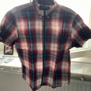 Kortärmad skjorta med dragkedja  - En schysst kortärmad skjorta med dragkedja väldigt luftig och skön men det står att den är storlek M men före dra om man har S som storlek skulle den passa bättre 