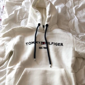 Tommy hilfiger hoodie - Säljer denna sköna & varma hoodie. Jag vet tyvärr inte om den är äkta, då mina föräldrar köpte den, men märket på både bröstet & armen är broderade så den ser väldigt äkta ut. Den är mjuk & tjock så jättebra till vintern. Säljer då den inte kommer till användning. Skulle säga att den är i storlek Xs även fast de står M. Jag tar endast swish & köparen står för valfri frakt, frakten ingår inte i priset🌸