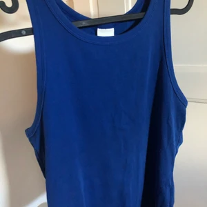 Blått linne  - Säljer detta fina linne i ”cobalt blue” från hm köpte i en för stor storlek så det passar inte mig💗💗