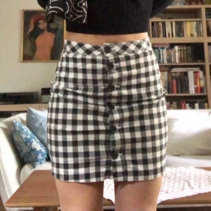 Rutig kjol - Söt svart och vit-rutig kjol i bra skick med knappar på framsidan. Har inte varit min stil så sparsamt använd. Lite tjockare material så den funkar att ha på sig på hösten och våren. 