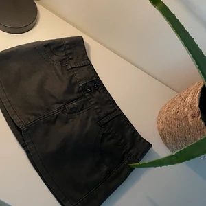 Kort kjol - Kjolen är inte samma färg som på nummer 2, den är lite mörkare (solen), den är inte lika skimrig heller, köpt på jeans vero Moda. Bra skick och ser inget trasigt. 