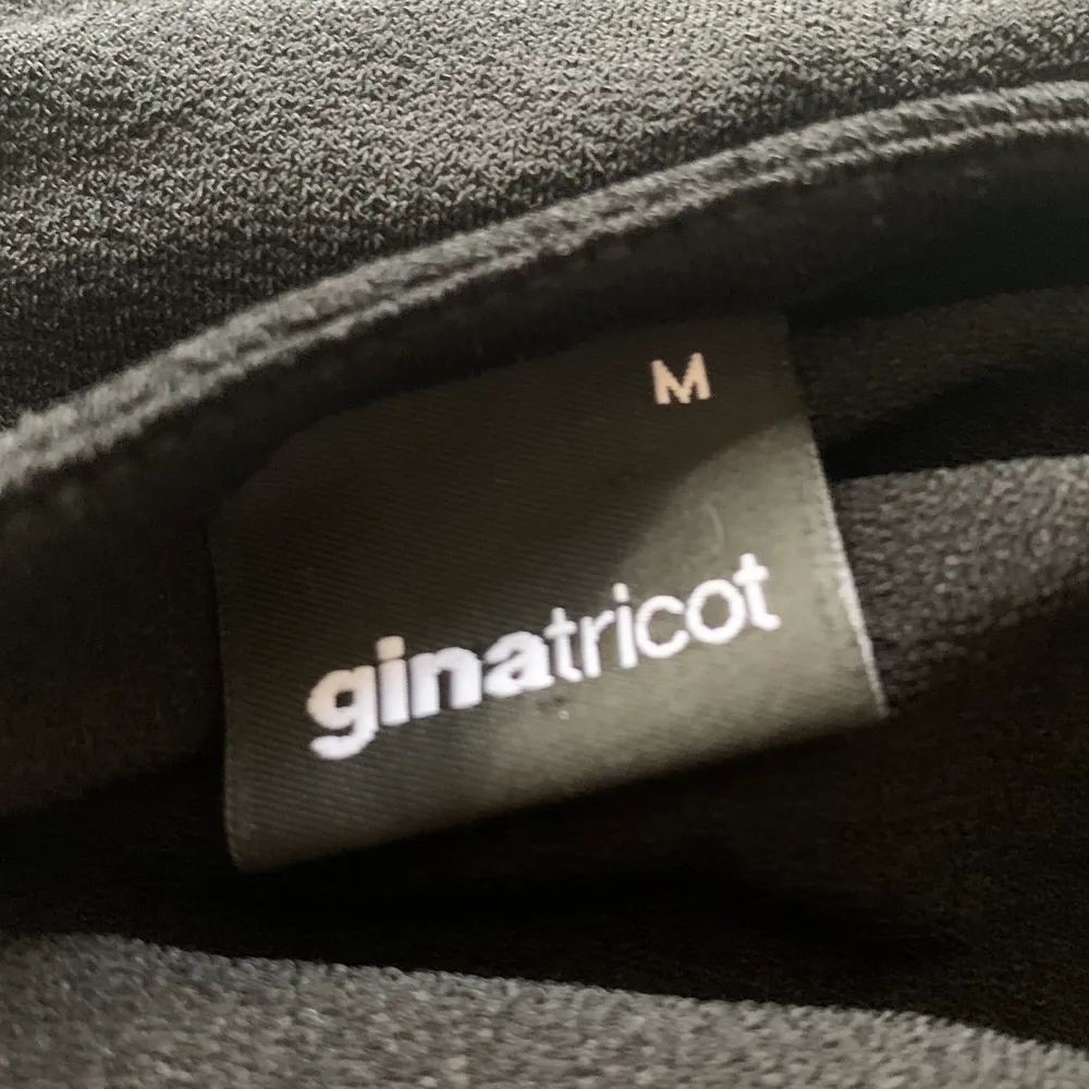 En svart blus med puffiga ärmar från Gina Tricot, använd ett fåtal gånger 🖤. Blusar.