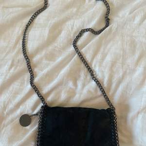 Säljer denna Stella Mccartney inspererande väskan, använd fåtal gånger💓(inte äkta)