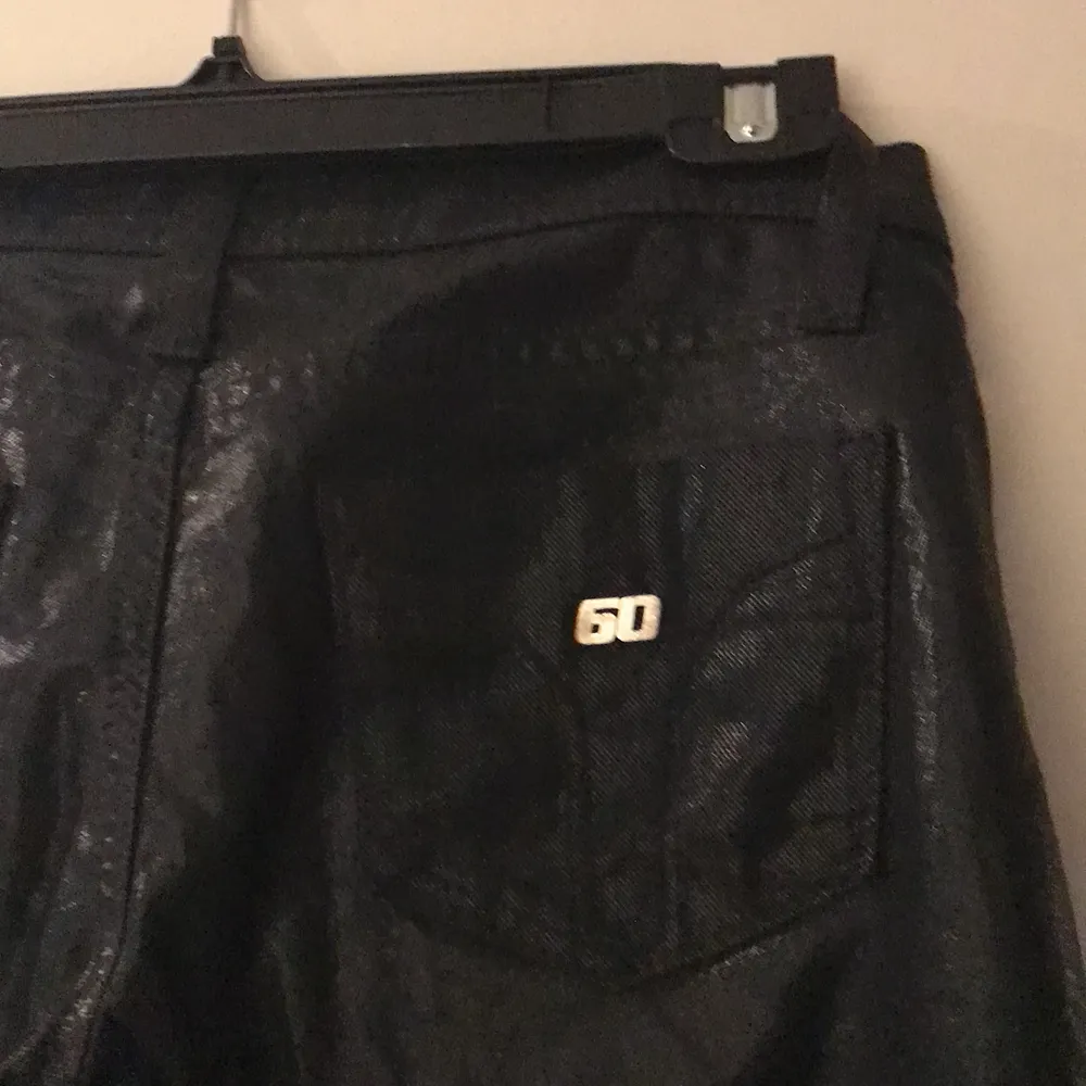 Säljer mina väldigt unika lågmidjade miss sixty jeans som tyvärr är för små för mig✨ köp direkt för 600kr 🌼 skriv järna om ni har frågor eller vill ha mera bilder😊vid fler intresserade startar jag budgivning✨. Jeans & Byxor.