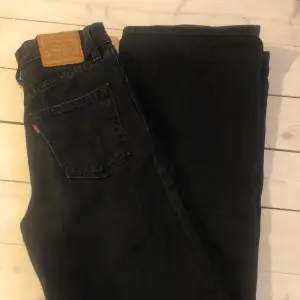 Helt oanvända Levis jeans i modellen ribcare W24 L32✨ säljer eftersom de inte kommer till användning hos mig. Om det är några frågor eller om du vill se fler bilder är det bara att skriva!🥰