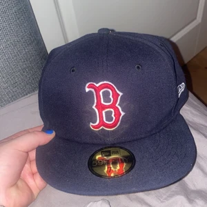 Keps - Säljer denna jätte coola New Era kepsen. Har använt Max en gång helt som ny. Säljer då jag inte får användning av den.💞💞