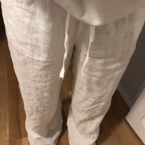 Linnebyxor  - Ett par skit snygga linnebyxor från Gina! Köpte dom här på Plick men tyvärr var de alldeles för stora för mig, så jag väljer att sälja vidare de 💗💗 Köparen står för frakten o pris kan även diskuteras, kom privat för fler bilder eller frågor!!