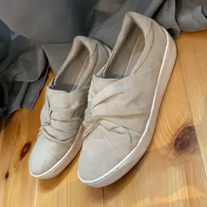 Ljus gråa mocka skor i storlek 38. 60kr eller bud! 😊 (köparen står för eventuell frakt)