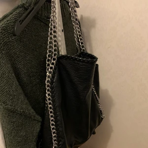 Väska - Super fin väska! Passar perfekt till allt + får plats med mycket i den. Kommer aldrig till användning längre så säljer den vidare. Det är många intresserade därför startar jag budgivning. Frakten ingår inte i priset 🥰
