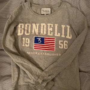 En grå fin tröja med text!  - <3 haft länge, inte använd mycket. 