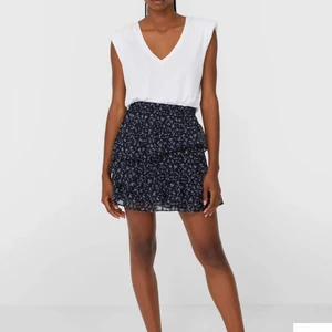 Kjol - Säljer min jätte fina volang kjol från zalando, som har tyvärr inte kommit till användning på grund av att jag har för många💕