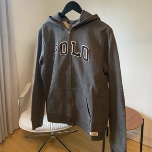 Ralph Lauren kofta - En Ralph Lauren polo kofta i storlek small. Tröjan har en dragkedja som går hela vägen ned. Säljs pga att den tyvärr inte används längre. I övrigt är tröjan i väldigt bra skick och har endast används ett fåtal gånger!