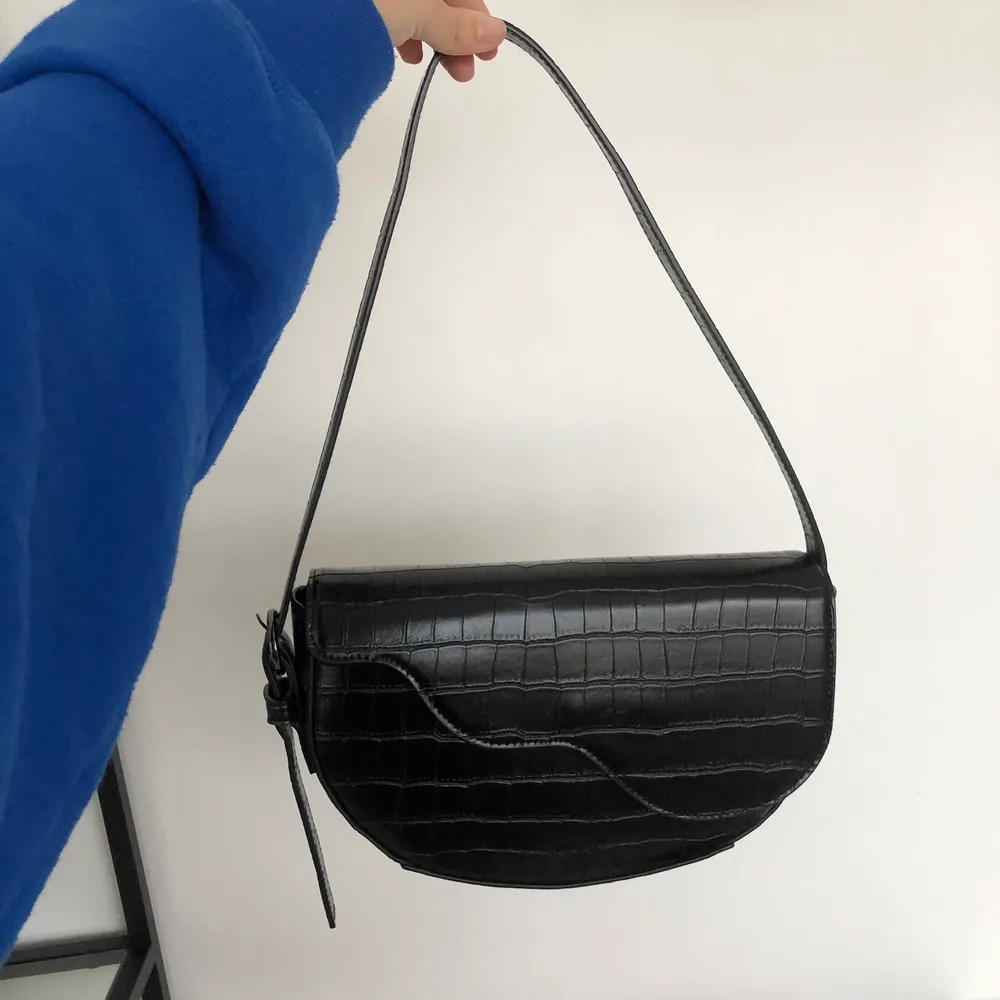 En svart, läderväska som jag inte använder längre. I bra skick 🖤. Väskor.