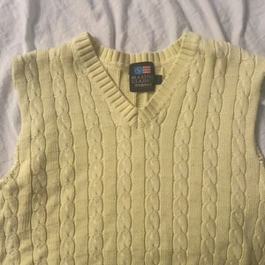 Stickad väst  - Köp båda mina västar för 100kr, denna är ockdå lite kort men inte e för kort. Stava typ fel på väst på förra men aja skit samma 