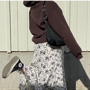 Blommig långkjol - Blommig somrig o go långkjol i vitt och svart. Egna bilder