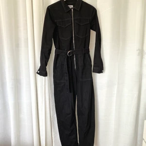 Boilersuit - Uhuhu den är med sorg i hjärtat jag säljer denna favorit vidare då den blivit lite för liten för mig! Assnygg boilersuit ifrån weekday i svart stretchigt jeanstyg, det perfekta höstplagget! Storlek 38🖤🖤