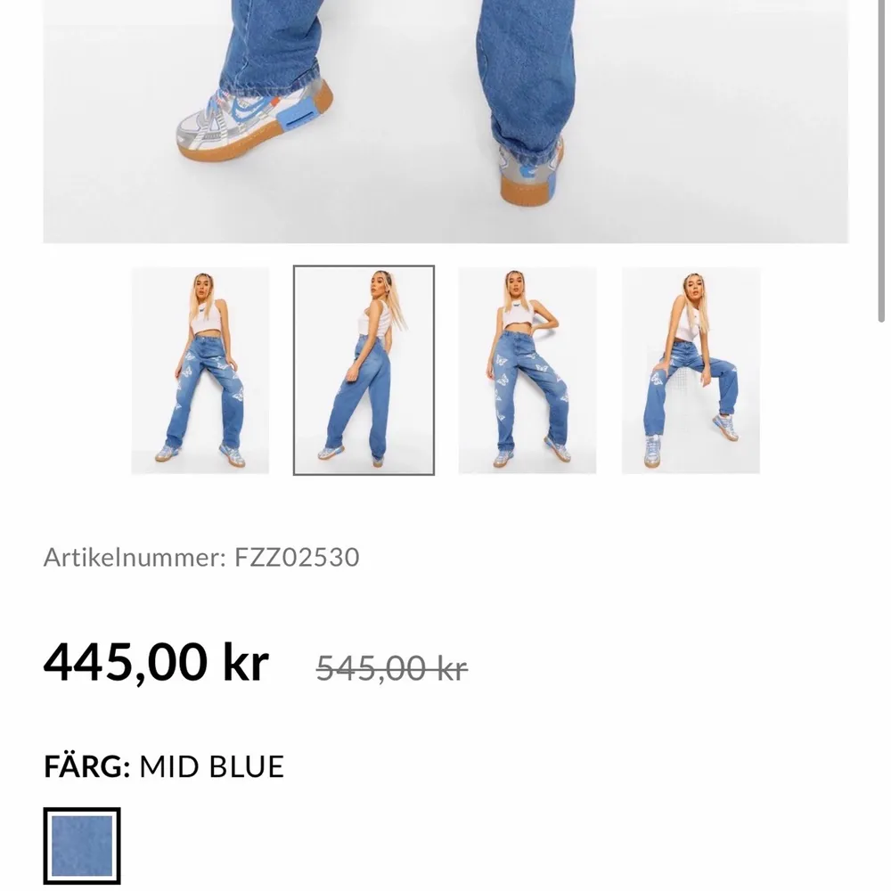 Jättefina blåa jeans med fjärilstryck från boohoo. Aldrig använda och prislappen är kvar.  Nypris: 445. . Jeans & Byxor.