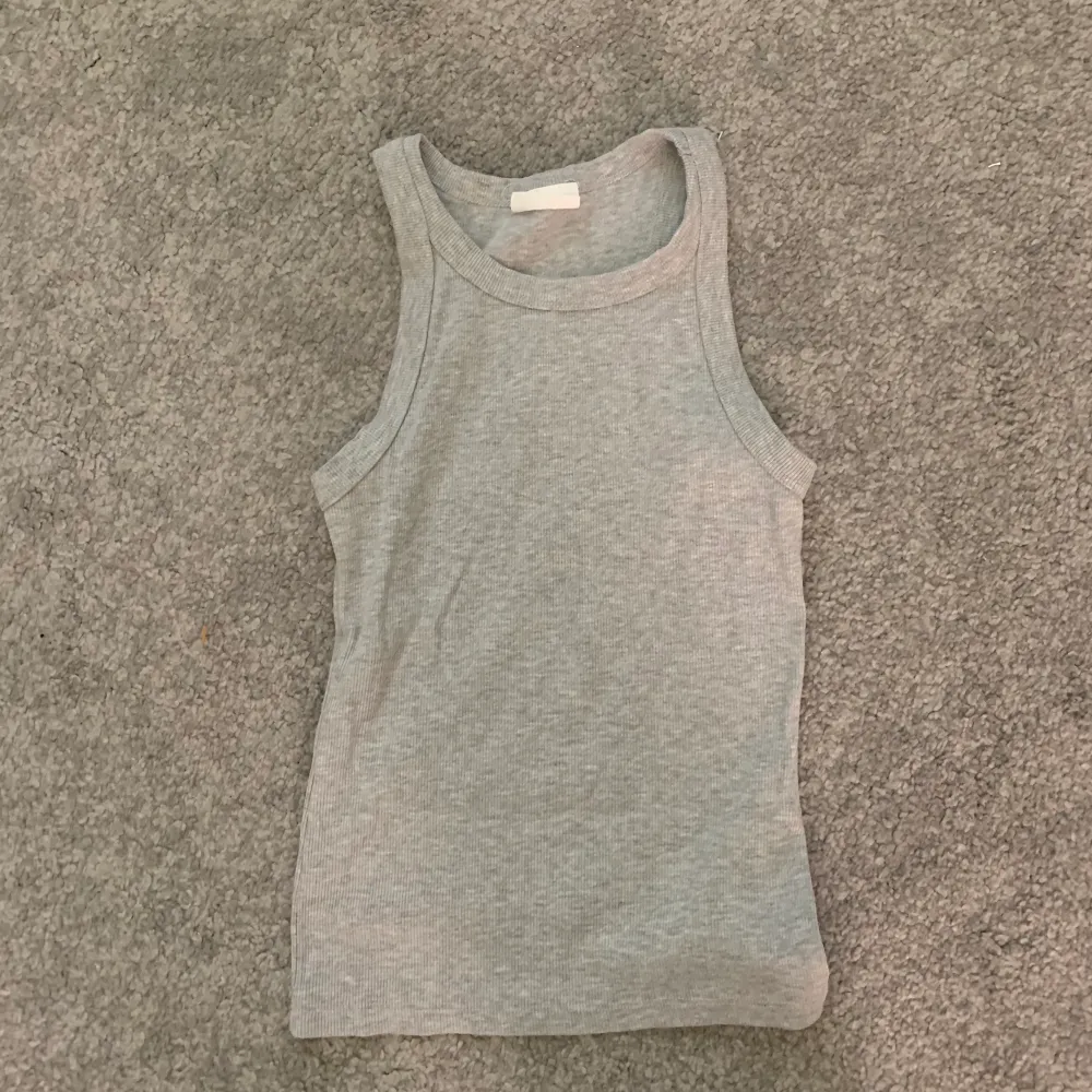 Säljer detta gråa basic linne ifrån Gina tricot i storlek xxs. Väldigt stretchigt material så siter som storlek s.. Toppar.
