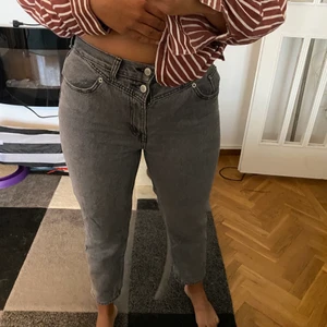 Gråa momjeans - Gråa MomJeans perfekt till hösten. Nyskick.