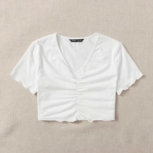 Söt vit topp. - Jätte fin vitt topp, bra skick, skriv om du vill ha fler bilder.🤍