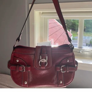 Väska - Säljer denna fina retro väska som tyvärr inte kommit till användning, GRATIS frakt❤️ hör av er vid intresse eller frågor 