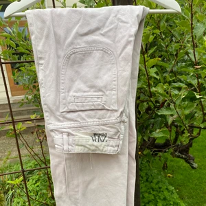 Ljusrosa jeans💗 - Ljusrosa jeans från zara. Jag köpte den i Rom och därav är storleken lite of, det sår att de är i storlek 32 men skulle mer säga 34/36. Jag har klippt av dem i benen så att de når det till marken på någon som är kanske 160-165cm. De är verkligen superfina men har blivit för korta för mig så däravsäljer jag dem nu💗