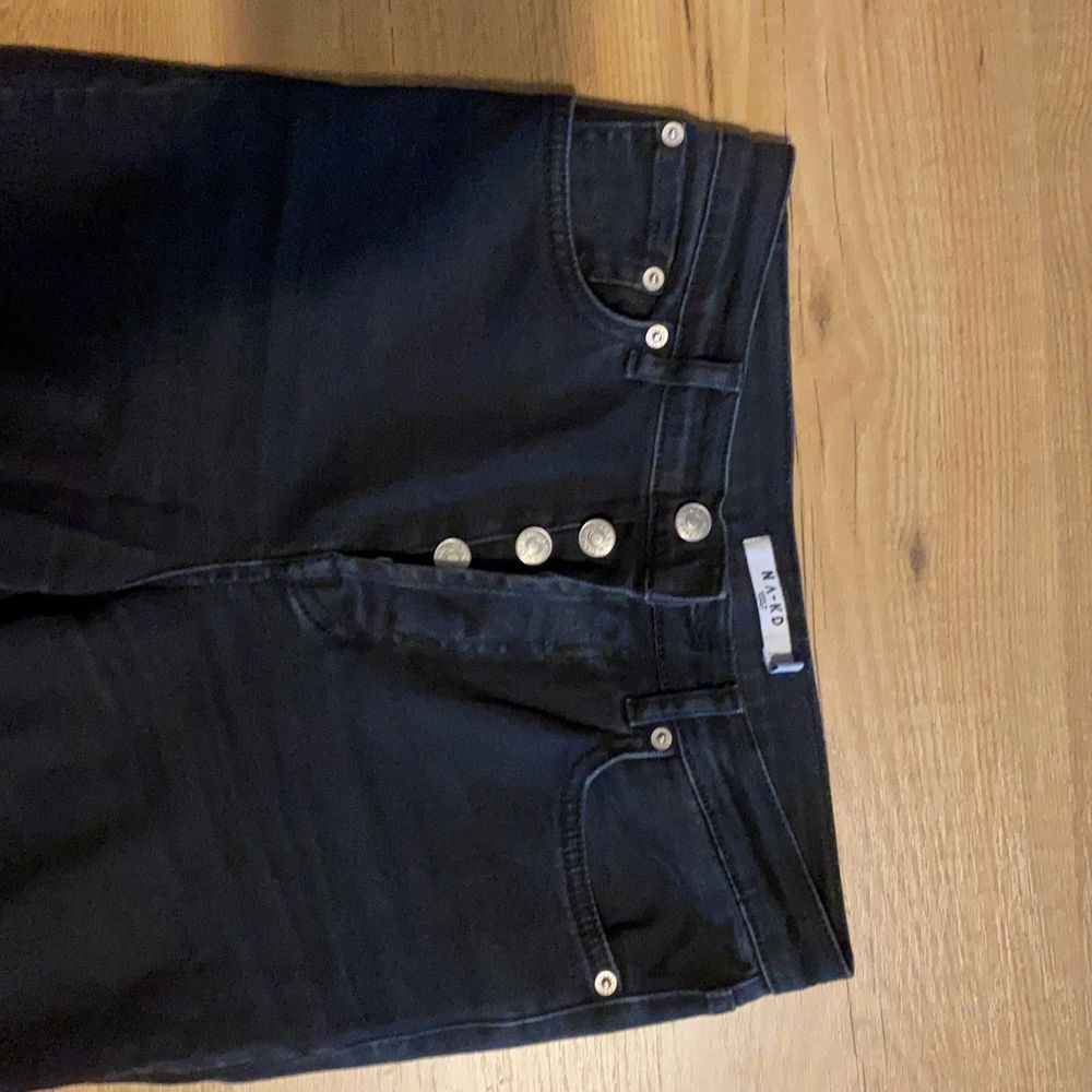 Svarta highwaist jeans från nakd i strl 36, men kan passa större då dom är stretchiga! Använda men fortfarande riktigt bra skick. Skriv om ni har frågor eller vill ha fler bilder!❤️. Jeans & Byxor.