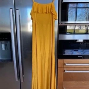 Klänning från ”& other stories” S  - Fin sommar klänning som aldrig är använd. Färg kaki gul med spagetti band som justeras utifrån individs önskan. Dragkedjan finns bak på klänningen. Det är en långklänning som går hela vägen ned. Originalpriset är 450kr och fler bilder finns. Köparen står för frakten! 