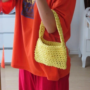 Virkad axelväska gul - Handgjord virkad väska i återvunnet t-shirt material💛🧡💛  Denna är helt oanvänd. Kan mötas upp eller posta (du står för frakten) 