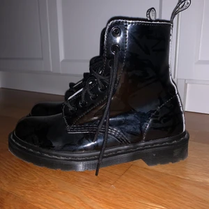 Svarta Dr.Martens - Svarta Dr.Martens sällan använda. Var innan i marble men det är övermålat med permanent färg så nu är de helsvarta.