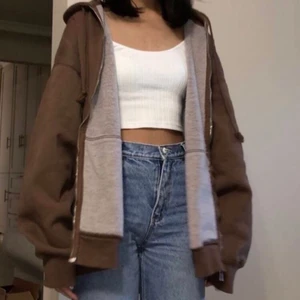 Brun hoodie  - Säljer min helt oanvända zip-up hoodie från Brandy Melville. Buda eller köp direkt för 350kr!