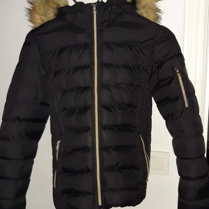 Vinson polo club vinter jacka i stl "12" - Säljer en jätte skön Vinson polo club vinter jacka I stl "12" år använd fåtal gånger och köpte för 1000 kr men säljer nu för 300 kr